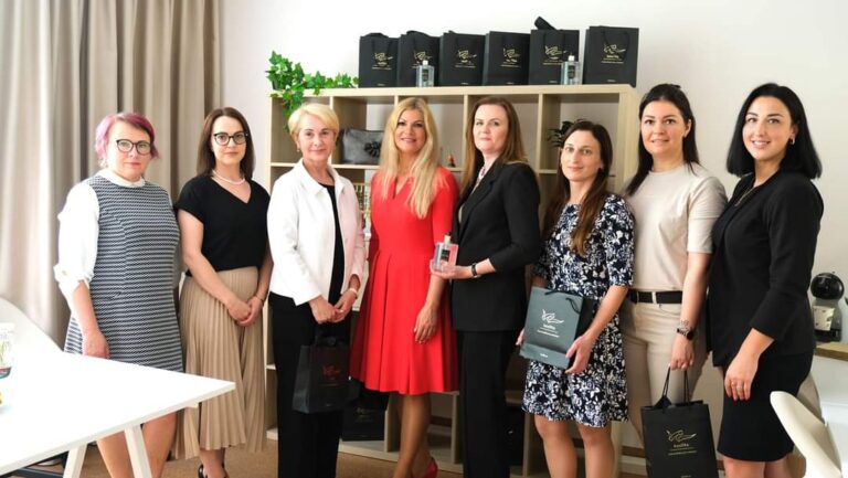 Socialinių dirbtuvių atidarymo Alytaus miesto savivaldybėje dalyviai.