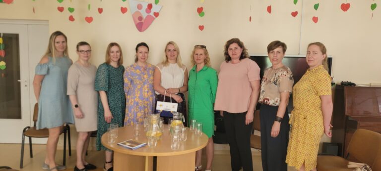 Vilniaus kompleksinių paslaugų centro kolektyvas su svečiais.