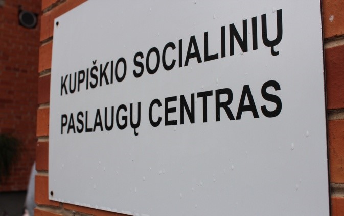 Nuotraukoje užfiksuota įstaigos pavadinimo lentelė: Kupiškio socialinių paslaugų centras