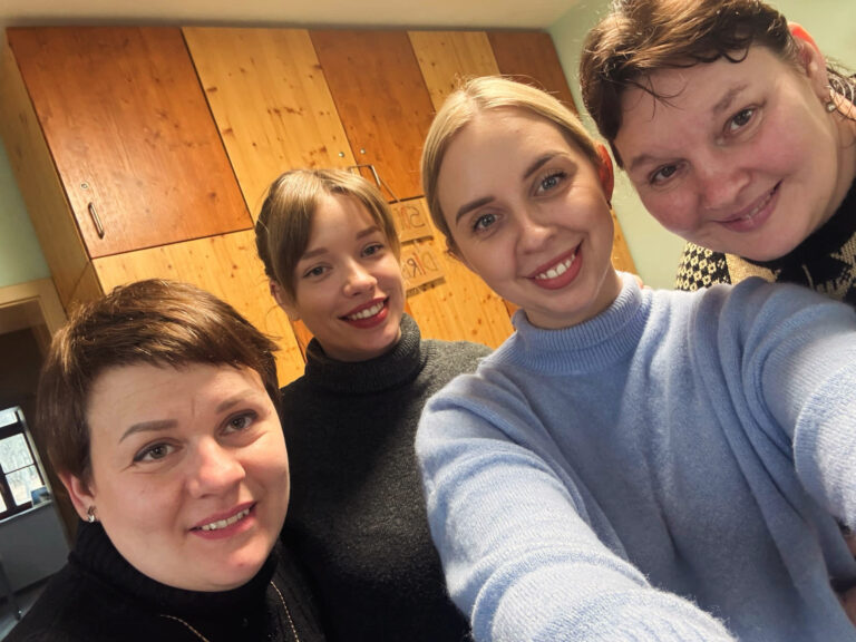 Dirbtuvių dalyvės ir darbuotojos pertraukėlės metu įsiamžino nuotraukoje – atsipalaidavusios, besidalijančios šypsenomis ir gera nuotaika.