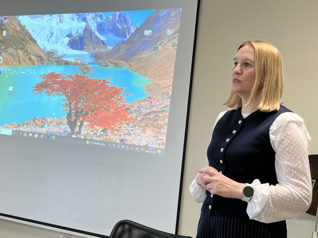 Projekto vadovė Svajonė Rainienė skaito pranešimą.