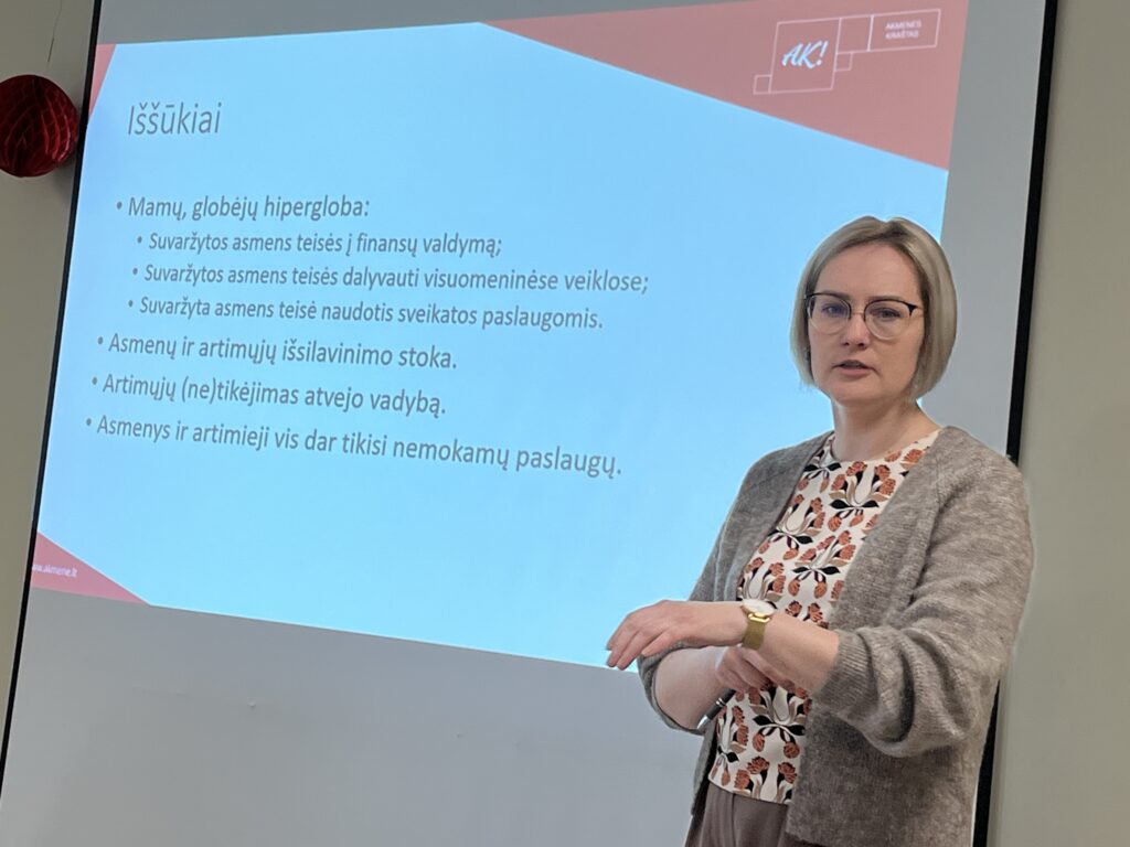 Reninio dalyvė skaito pranešimą.