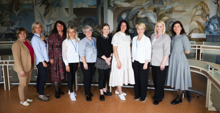 Renginio dalyviai pozuoja bendrai nuotraukai