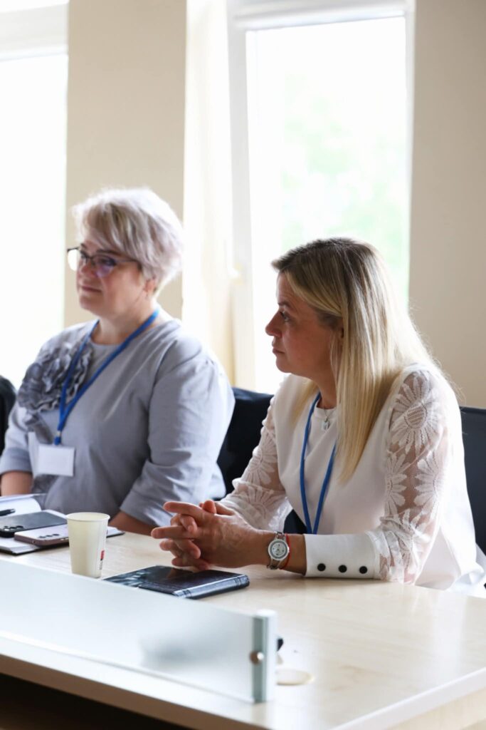 Nuotraukoje (iš kairės į dešinę) Asmens su negalia teisių apsaugos agentūros veiksnumo apribojimo prevencijos specialistė Kristina Dodienė ir pagalbos priimant specialistė Audronė Vyšniauskienė