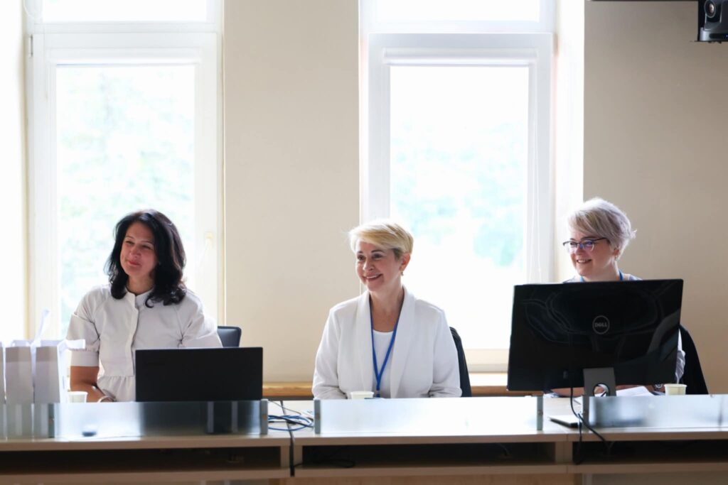 Nuotraukoje (iš kairės į dešinę) Utenos rajono savivaldybėje dirbanti projekto atvejo vadybininkė Rosita Kamarauskienė, tinklaveikos specialistė Panevėžio ir Utenos regionuose Tamara Gaivoronskaja, Asmens su negalia teisių apsaugos agentūros veiksnumo apribojimo prevencijos specialistė Kristina Dodienė