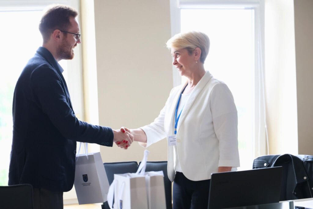 Nuotraukoje (iš kairės į dešinę) Utenos rajono administracijos direktorius Paulius Čyvas, tinklaveikos specialistė Panevėžio ir Utenos regionuose Tamara Gaivoronskaja