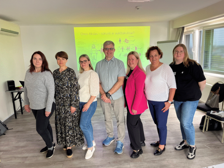 Nuotraukoje mokymų „Specialisto vaidmuo stiprinant asmens gebėjimus pasirūpinti savimi ir priimti kasdienius sprendimus“ dalyvės su lektoriumi dr. Gedu Malinausku.