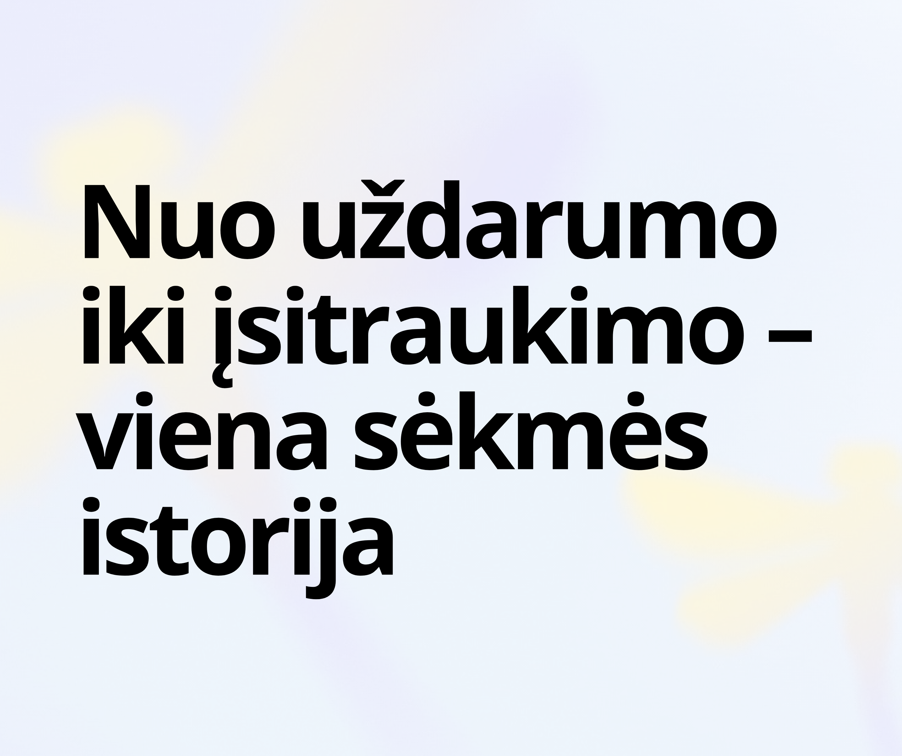 Nuotraukoje matomas užrašas lietuvių kalba juodu paryškintu šriftu ant šviesaus, neryškaus fono su švelniomis gelsvomis ir violetinėmis dėmėmis. Užrašas skamba taip: „Nuo uždarumo iki įsitraukimo – viena sėkmės istorija“