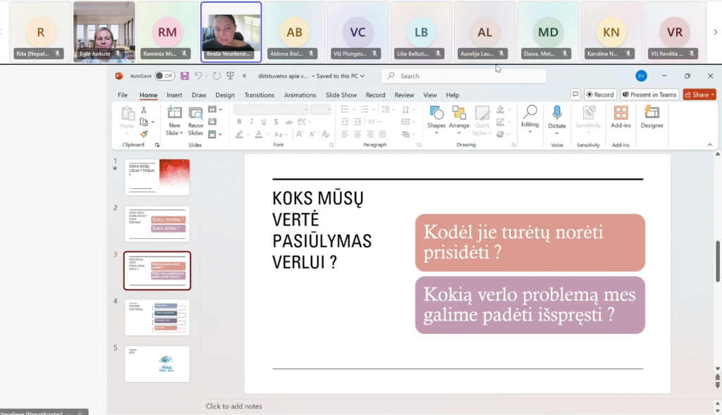 Nuotolinio skambučio ekranas. Viršuje yra dalyvių juosta, mažuose langeliuose matosi pranešėjos ir kitos moters profilis arba langeliai, be įjungtos kameros. Ekrano centre yra skaidrės, kuriose parašyta: Kokia mūsų vertė, pasiūlymas verslui? Dešinėje yra du blokai: Kodėl jie turėtų norėti prisidėti? ir Kokią verslo problemą mes galime padėti išspręsti?