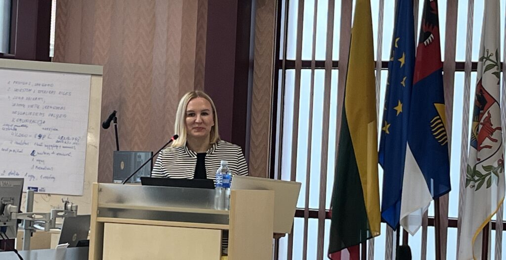 Projekto vadovė Svajonė Rainienė prie pakylos pristato projekto rodiklių apžvalgą.