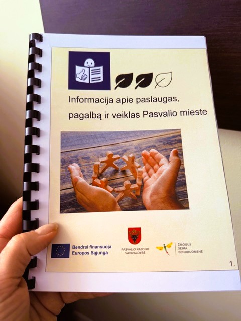 Nuotraukoje matomas lengvai suprantamos kalbos metodines knygeles viršelis, laikomas žmogaus kairėje rankoje. Kairiajame krašte aiškiai jaučiamas juodas spiralinis įrišimas. Knygelė stačiakampė, laikoma vertikaliai, fonas šviesus, balkšvai gelsvas.
Viršutinėje dalyje yra piktogramos: kvadrate pavaizduotas stilizuotas žmogeliukas, skaitantis knygą, o šalia – trys lapų formos simboliai. Po jais pateiktas pagrindinis tekstas lietuvių kalba:
„Informacija apie paslaugas, pagalbą ir veiklas Pasvalio mieste.“
Tekstas aiškus, juodos spalvos, lengvai įskaitomas.
Viršelio centre – nuotrauka: dvi atviros žmogaus rankos laikomos priešais viena kitą, delnai pakelti į viršų. Tarp rankų sudėliotos mažos medinės žmogeliukų figūrėlės, sustatytos ratu, tarsi simbolizuojančios bendruomenę, bendradarbiavimą ir tarpusavio palaikymą. Foną sudaro medinis paviršius, suteikiantis šilumos ir natūralumo.
Apatinėje viršelio dalyje išdėstyti logotipai. Kairėje – Europos Sąjungos vėliava su užrašu „Bendrai finansuoja Europos Sąjunga“. Viduryje – Pasvalio rajono savivaldybės herbas. Dešinėje – Pertvarkos projekto logotipas. 


