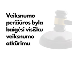 Nuotraukoje matomas šviesus, minimalistinis vaizdas su tekstu ir simboliniu objektu. Kairėje pusėje didelėmis, juodomis raidėmis lietuviškai parašyta: „Veiksnumo peržiūros byla baigėsi visišku veiksnumo atkūrimu.“ Dešinėje pusėje – švelniai išblukintas teisėjo plaktukas, laikomas virš apvalaus pagrindo. Plaktukas atrodo tarsi sustabdytas akimirkoje prieš smūgį. Foninė spalva balta, todėl vaizdas atrodo švarus ir oficialus.