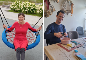 Koliaže – dvi nuotraukos. Kairėje moteris su raudona suknele sėdi ant apvalių, iš virvių pintų sūpynių lauke ir šypsosi; fone matyti takas ir žydintys krūmai. Dešinėje vyras sėdi prie stalo kūrybinėse dirbtuvėse, šypsodamasis rankose laiko žirkles ir dirba su šakelėmis bei kitomis rankdarbių priemonėmis; už jo ant sienos kabo dekoratyviniai vainikai.