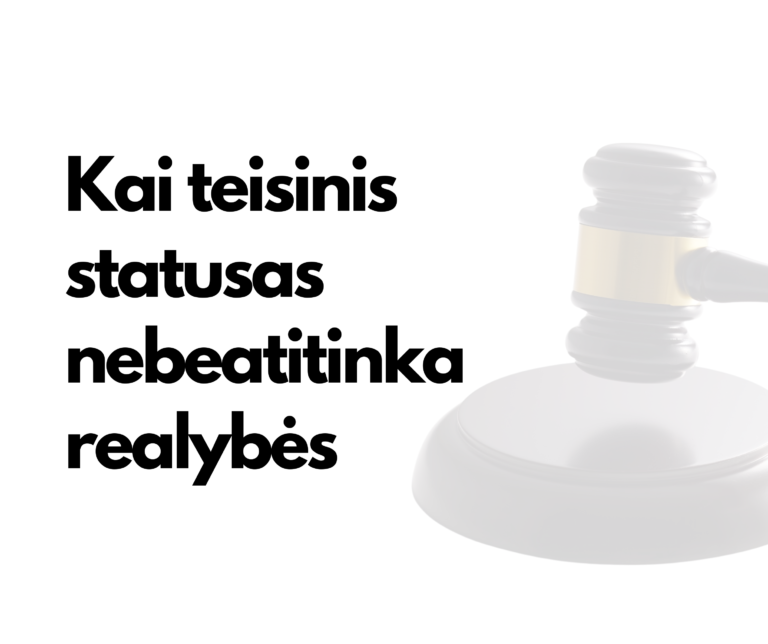 Šviesiame fone kairėje pusėje didelėmis juodomis raidėmis parašyta: „Kai teisinis statusas nebeatitinka realybės“. Dešinėje pusėje matomas pusiau permatomas teisėjo plaktukas su stovu šviesiame fone. Teksto ir iliustracijos kompozicija minimalistinė, siejama su teisinio statuso ir sprendimų tema.