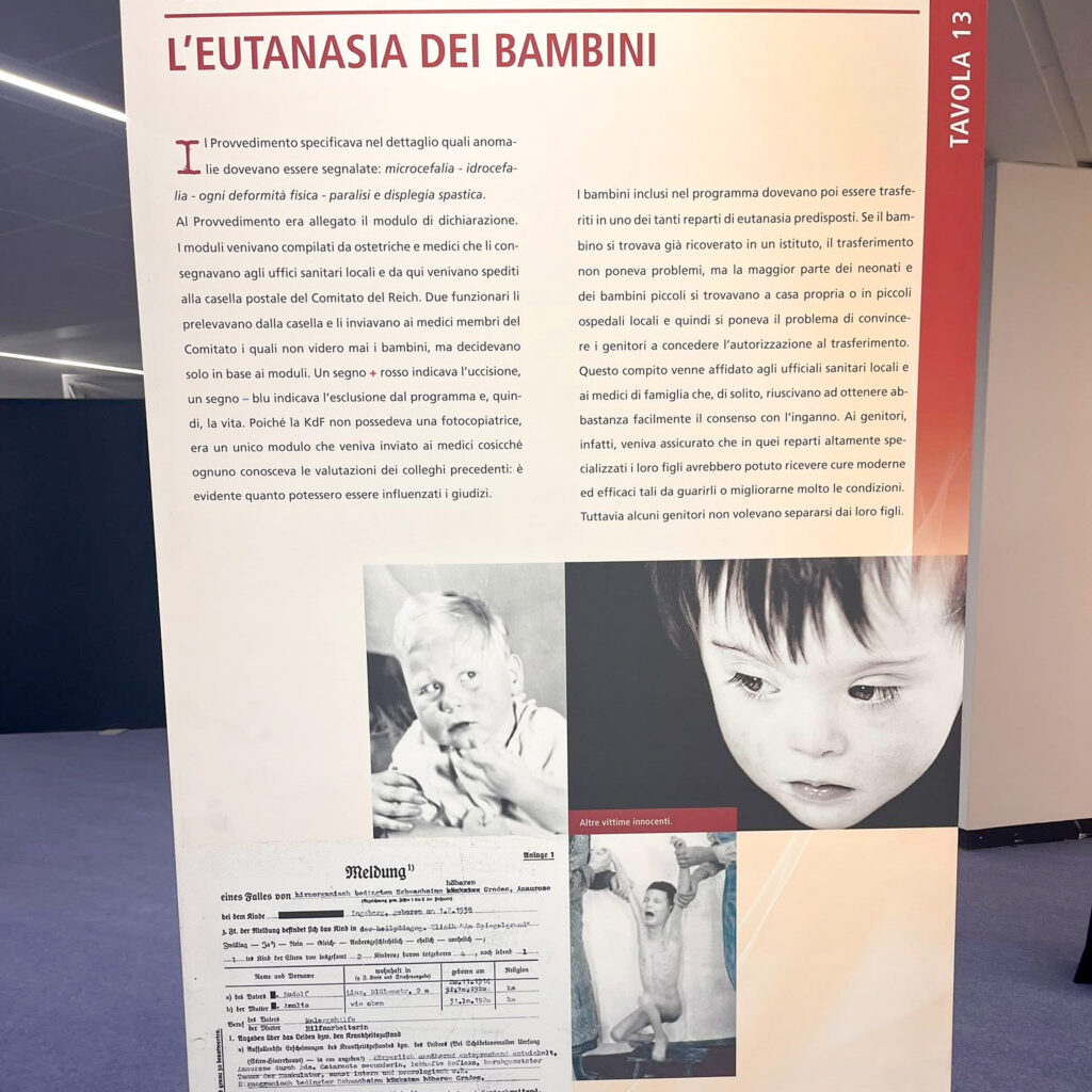 Parodoje eksponuojamas informacinis stendas italų kalba apie nacių vykdytą vaikų su negalia naikinimo programą. Stende pateiktas tekstas, istorinio dokumento kopija ir kelios nespalvotos vaikų nuotraukos, iliustruojančios aptariamą temą.
