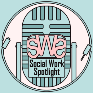 Šviesiai melsvame fone pavaizduotas stilizuotas mikrofonas su ausinėmis ir užrašu „Social Work Spotlight“.