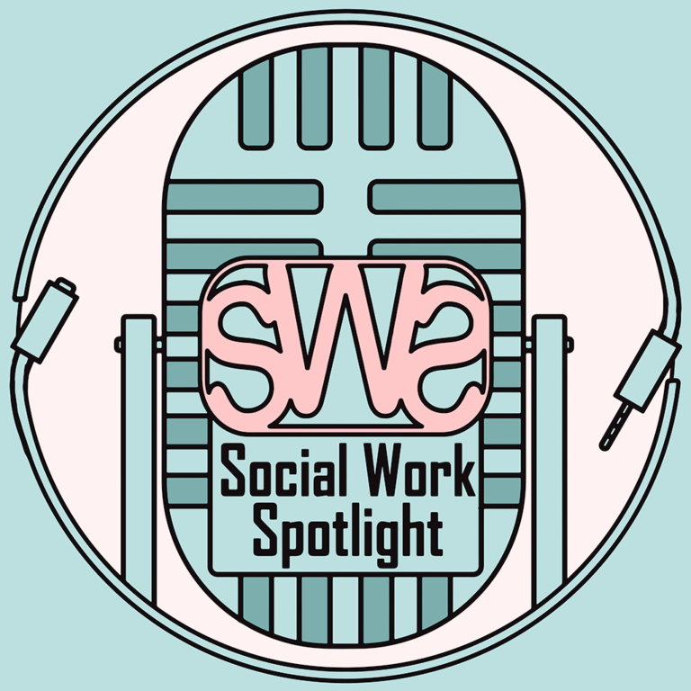 Šviesiai melsvame fone pavaizduotas stilizuotas mikrofonas su ausinėmis ir užrašu „Social Work Spotlight“.